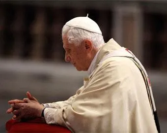 Rezar confiando em Deus e oferecendo as fadigas e os sacrifícios da vida, exorta o Papa