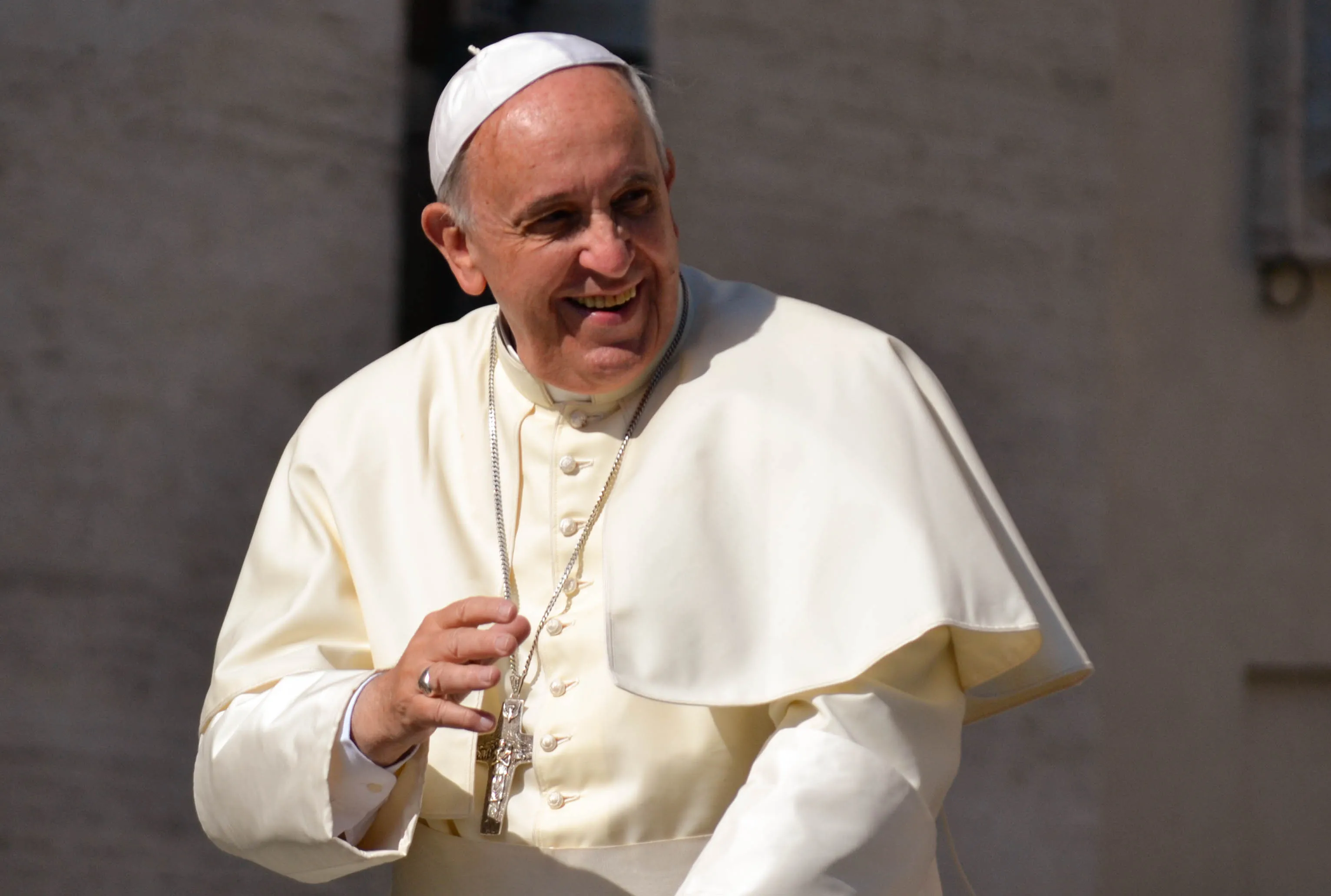 Papa encontra e abraça líderes de outras religiões reunidos em Assis
