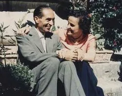 Santa Gianna Mola e seu esposo Pietro, sentados abracados