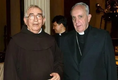 Frei Berislao Ostojic e o então Cardeal Jorge Mario Bergoglio
