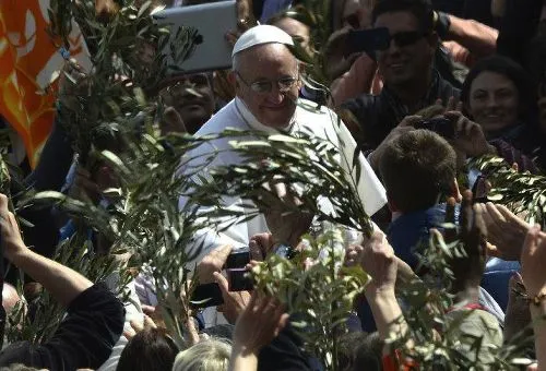 Papa recorda a Alegria, o Mistério da Cruz e os Jovens em sua homilia de Domingo de Ramos