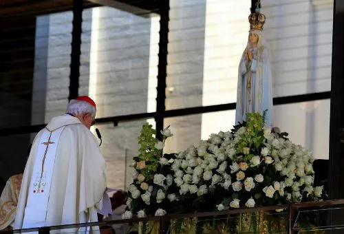 O Cardeal Policarpo consagra o pontificado do Papa Francisco à Virgem da Fátima em Portugal
