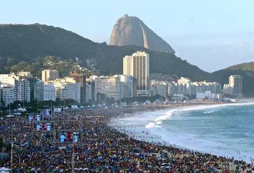 Milhões de jovens na Praia de Copacabana para participar da Vigília da JMJ. Foto: News.va