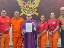 Os bombeiros de Alagoas juntos com o capelão do CBMAL, tenente-coronel Judá Barbosa Leite que segura o decreto de ereção e reconhecimento canônico da capelania de são Floriano