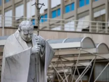 A estátua de São João Paulo II no Hospital Policlínico Agostino Gemelli.