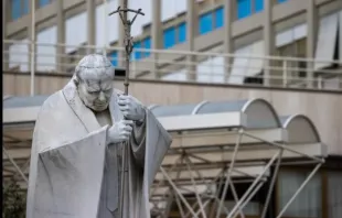 A estátua de São João Paulo II no Hospital Policlínico Agostino Gemelli.