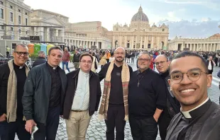 Padres da arquidiocese de Juiz de Fora (MG) na Praça de São Pedro.