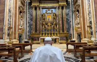 O papa Francisco reza em 12 de abril de 2025, em frente à estátua de Nossa Senhora da Salus Populi Romani.