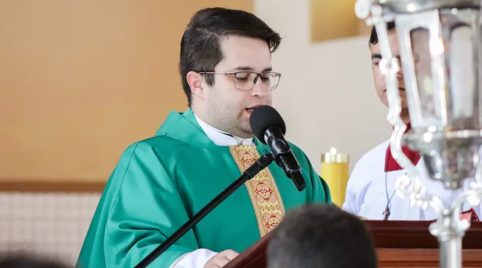 O padre Danilo César de Sousa Bezerra, da diocese de Campina Grande (PB). ?? 