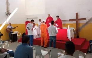 Celebração do batismo, eucaristia e crisma no Estabelecimento Penal Jair Ferreira de Carvalho em Campo Grande (MS).