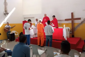 Celebração do batismo, eucaristia e crisma no Estabelecimento Penal Jair Ferreira de Carvalho em Campo Grande (MS).