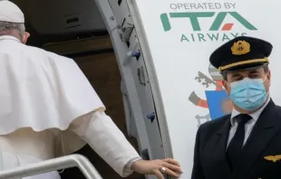 Papa Francisco embarca em avião da ITA Airways.