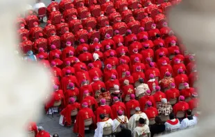 Cardeais e bispos participam da missa fúnebre do papa Bento XVI na Praça de São Pedro em 5 de janeiro de 2023.