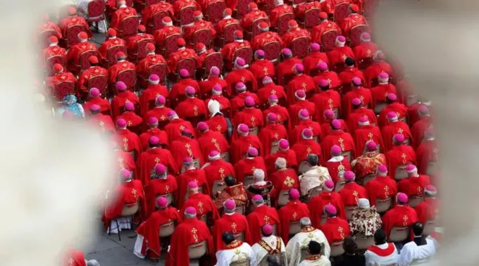 Cardeais e bispos participam da missa fúnebre do papa Bento XVI na Praça de São Pedro em 5 de janeiro de 2023. ?? 