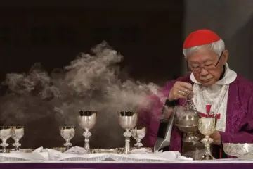 Cardeal Joseph Zen celebra missa