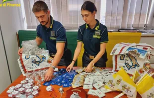 Lembranças religiosas falsas apreendidas pela Guardia di Finanza, polícia financeira italiana.