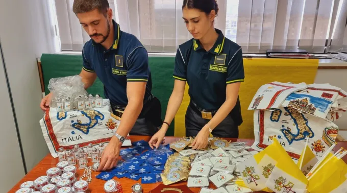 Lembranças religiosas falsas apreendidas pela Guardia di Finanza ?? 