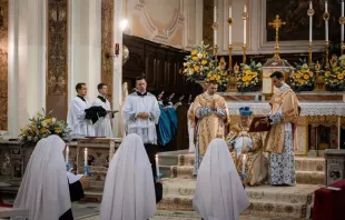 Recepção do hábito e profissão dos votos temporários das Irmãs Adoradoras em Nápoles.