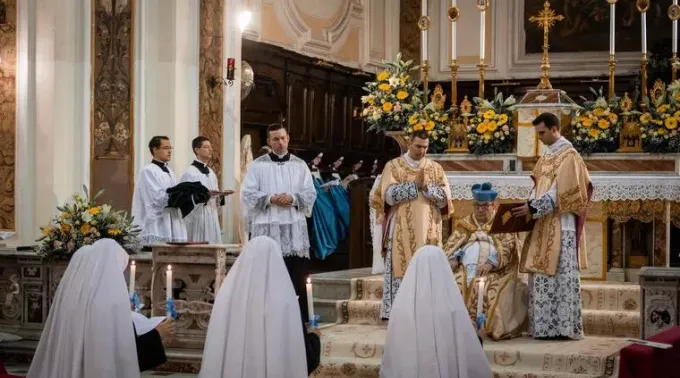 Recepção do hábito e profissão dos votos temporários das Irmãs Adoradoras em Nápoles. ?? 