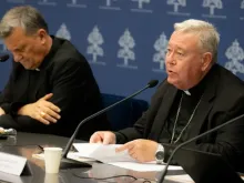 O Cardeal Jean-Claude Hollerich (à direita), relator geral do Sínodo sobre Sinodalidade, fala à mídia em 20 de junho de 2023, na sede temporária da Sala de Imprensa da Santa Sé na Cidade do Vaticano. Ao seu lado está o cardeal Mario Grech, secretário-geral do Sínodo dos Bispos.