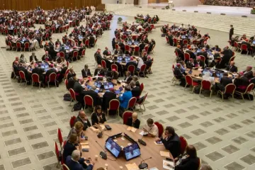 Participantes do Sínodo da Sinodalidade na Sala Paulo VI do Vaticano.
