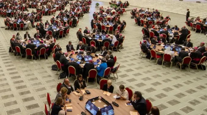 Participantes do Sínodo da Sinodalidade na Sala Paulo VI do Vaticano. ?? 