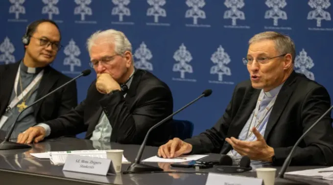 Conferência de imprensa no sínodo ?? 