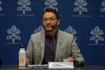 Wyatt Olivas durante uma coletiva de imprensa sobre o Sínodo da Sinodalidade