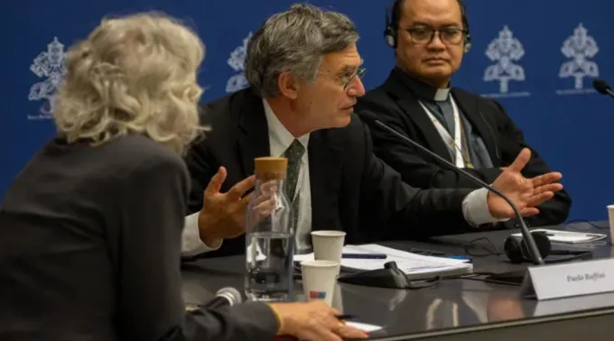 O porta-voz do Sínodo da Sinodalidade, Paolo Ruffini, fala à mídia durante uma coletiva de imprensa quarta (18) no Vaticano. ?? 