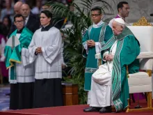 Papa Francisco usa as vestes litúrgicas feitas pelo brasileiro Juan Gabriel Ramos na missa de encerramento do sínodo
