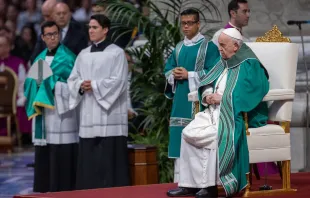 Papa Francisco usa as vestes litúrgicas feitas pelo brasileiro Juan Gabriel Ramos na missa de encerramento do sínodo