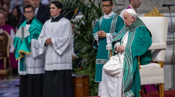 Papa Francisco usa vestes litúrgicas feitas por brasileiro