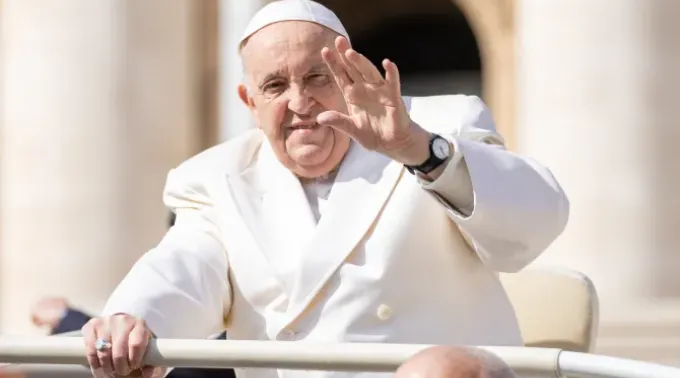 Papa Francisco saúda os fiéis durante audiência geral na Praça de São Pedro. ?? 