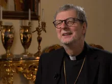 O prefeito do Dicastério para as Igrejas Orientais da Santa Sé, cardeal Claudio Gugerotti, fala à EWTN News em entrevista no Vaticano em 11 de dezembro de 2024.
