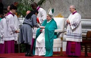 Maria Cristina da Silva recebendo a Bíblia Nova Vulgata do papa Francisco na missa do Domingo da Palavra de Deus em 26 de janeiro de 2025.