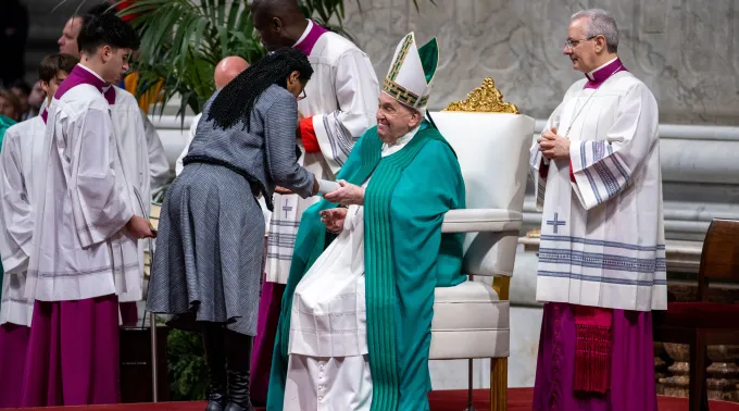 Maria Cristina da Silva recebendo a Bíblia Nova Vulgata do papa Francisco na missa do Domingo da Palavra de Deus em 26 de janeiro de 2025. ?? 