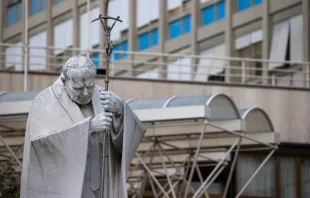 Imagem de são João Paulo II diante do Hospital Policlínico Gemelli onde o papa Francisco passou sua segunda noite internado por causa de bronquite
