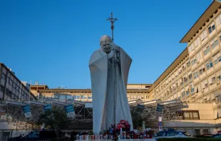 Fachada do Hospital Policlínico Agostino Gemelli, em Roma onde o papa Francisco está internado desde o dia 14 de fevereiro