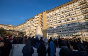 Religiosas e fiéis rezam em frente ao Hospital Agostino Gemelli, em Roma onde o papa Francisco está internado