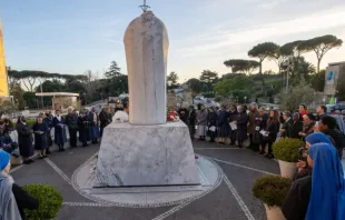 Pessoas rezam pelo papa Francisco no Hospital Policlínico Agostino Gemelli