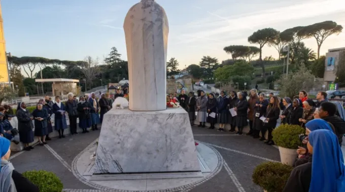 Pessoas rezam pelo papa Francisco no Hospital Policlínico Agostino Gemelli