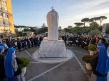 Religiosas e dezenas de fiéis se reúnem ao redor da estátua de são João Paulo II no hospital Gemelli para rezar o terço pelo Papa Francisco na tarde de sábado, 22 de fevereiro de 2025.
