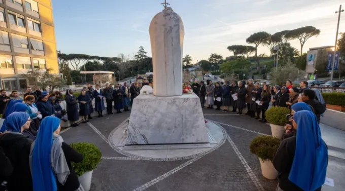 Religiosas e dezenas de fiéis se reúnem ao redor da estátua de são João Paulo II no hospital Gemelli para rezar o terço pelo Papa Francisco na tarde de sábado, 22 de fevereiro de 2025. ?? 