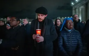 Clero, religiosos e fiéis leigos ontem (28) reunidos na Praça São Pedro para a vigília noturna do terço, rezando pela recuperação do papa Francisco