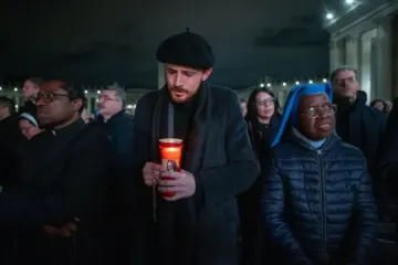 Clero, religiosos e fiéis leigos ontem (28) reunidos na Praça São Pedro