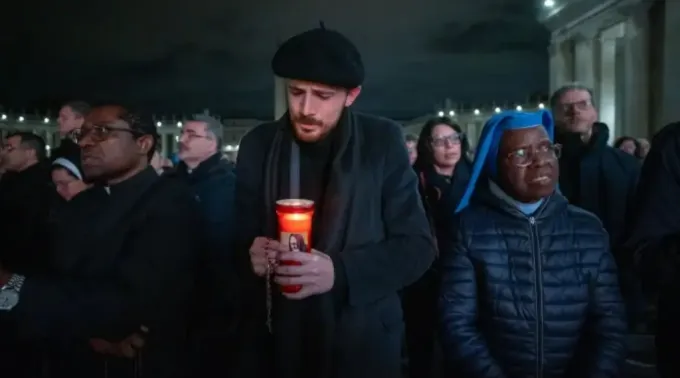 Clero, religiosos e fiéis leigos ontem (28) reunidos na Praça São Pedro