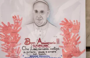 Um dos cartazes no Hospital Gemelli, onde o papa Francisco está internado há um