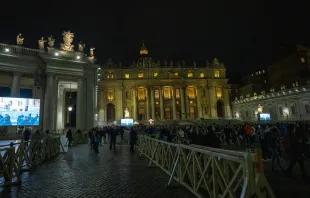 Praça de São Pedro, no Vaticano, na oração do terço.