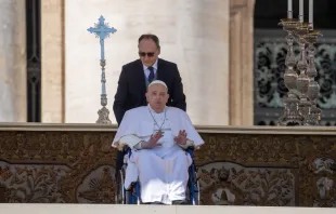O papa Francisco chegou em uma cadeira de rodas na Praça São Pedro