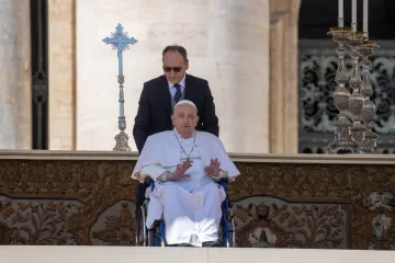 O papa Francisco chegou em uma cadeira de rodas na Praça São Pedro